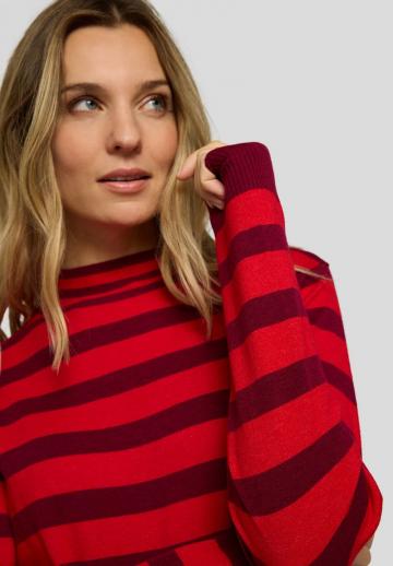 Пуловер в полоску