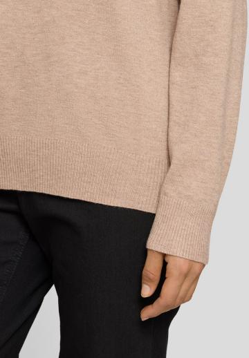 Пуловер с вырезом V