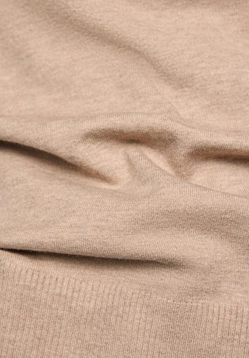 Пуловер с вырезом V