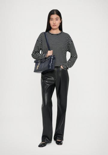 Пуловер в полоску