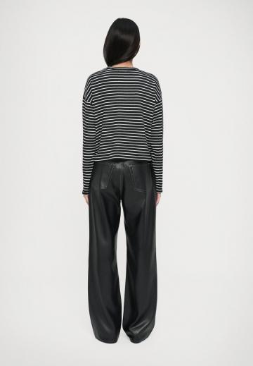 Пуловер в полоску