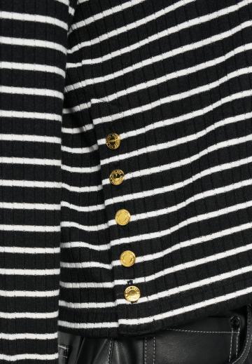 Пуловер в полоску