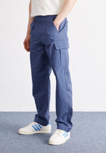 Брюки с накладными карманами