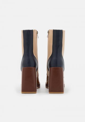 Полусапожки на высоком каблуке