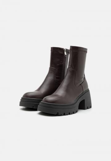 Полусапожки на высоком каблуке