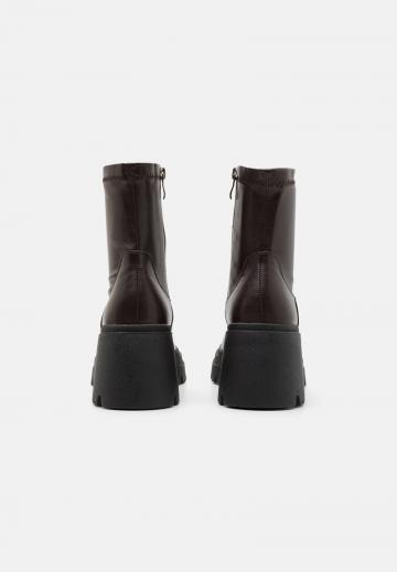 Полусапожки на высоком каблуке