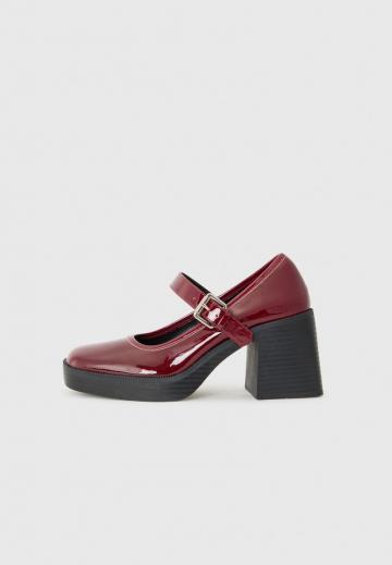 Туфли на высоком каблуке