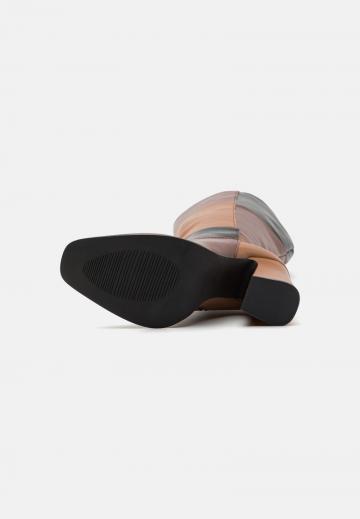 Высокие сапоги