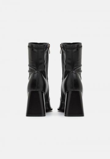 Полусапожки на высоком каблуке