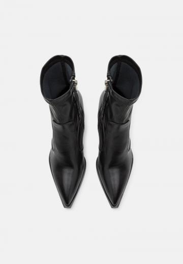 Полусапожки на высоком каблуке