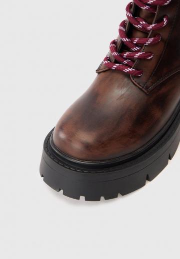 Ботинки на шнуровке