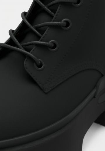 Ботинки на шнуровке