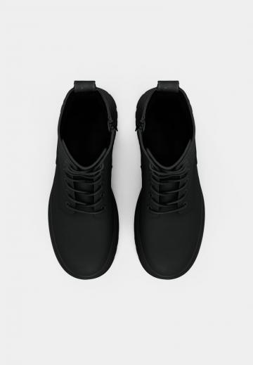 Ботинки на шнуровке