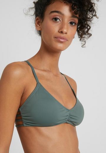 Треугольное бикини