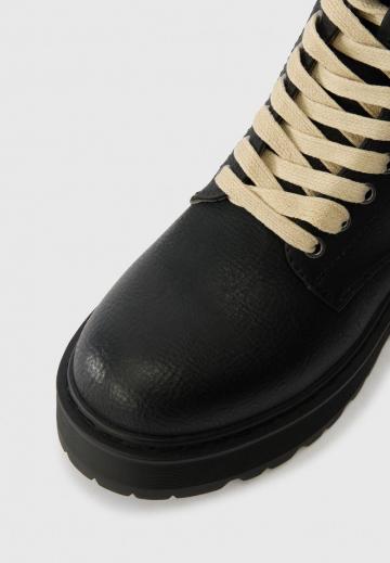 Ботинки на шнуровке