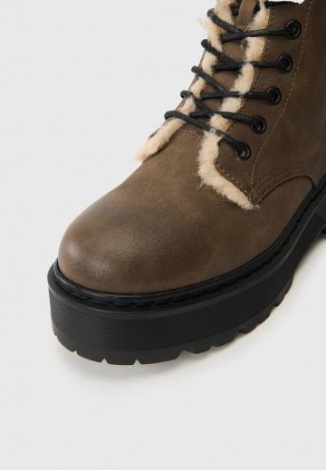 Ботинки на шнуровке