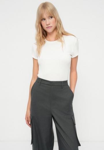 Брюки с накладными карманами