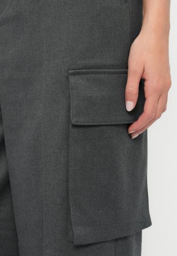 Брюки с накладными карманами