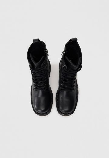 Ботинки на шнуровке