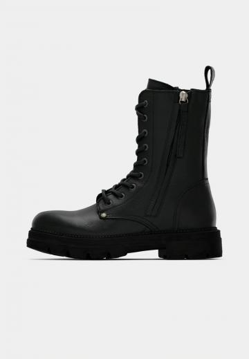 Ботинки на шнуровке