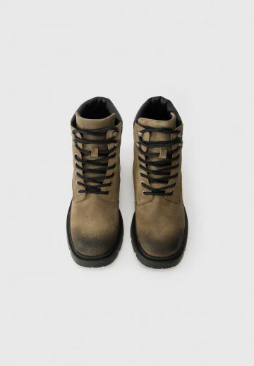 Ботинки на шнуровке