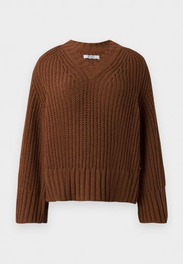 Пуловер с вырезом V