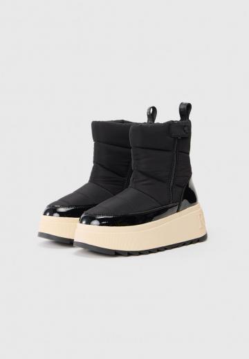 Сапожки на танкетке