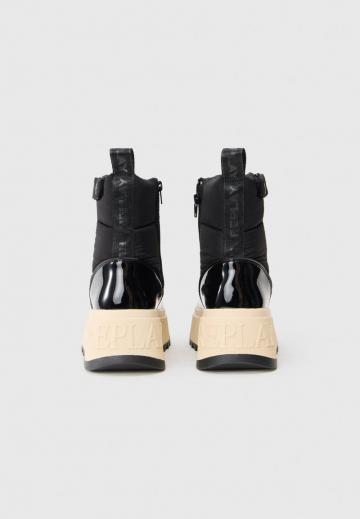 Сапожки на танкетке