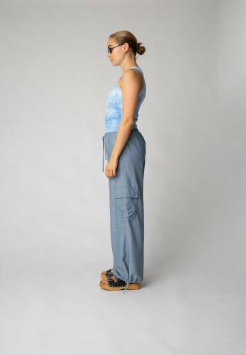 Брюки с накладными карманами