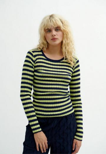 Пуловер в полоску