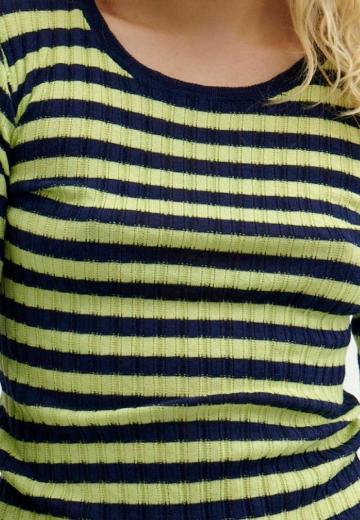 Пуловер в полоску