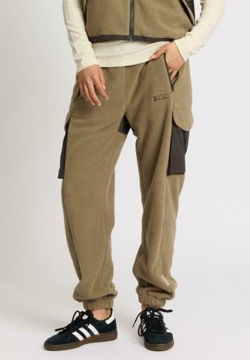 Брюки с накладными карманами