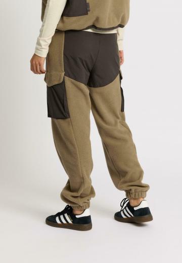 Брюки с накладными карманами