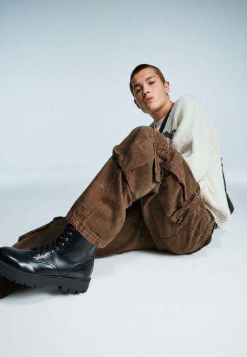 Брюки с накладными карманами