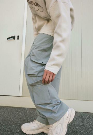 Брюки с накладными карманами