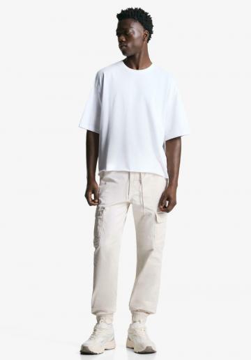 Брюки с накладными карманами