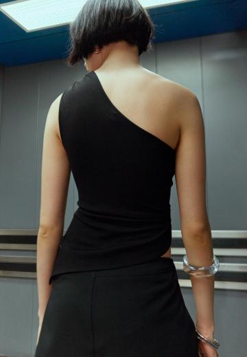 Блузка без рукавов