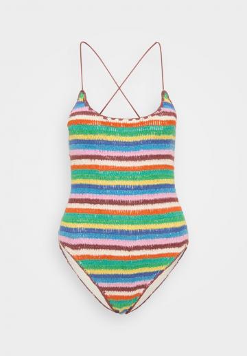 Слитный купальник