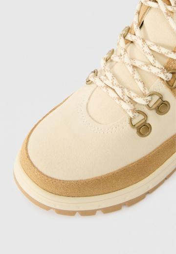 Сапожки на танкетке