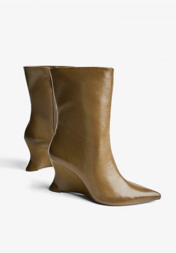 Сапожки на танкетке