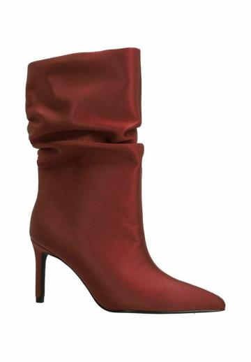 Высокие сапоги