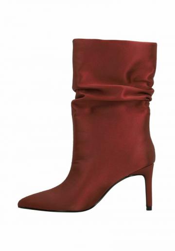 Высокие сапоги