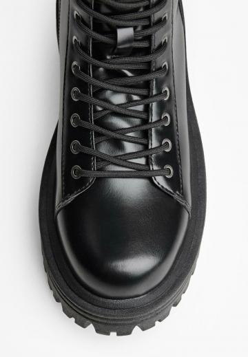Ботинки на шнуровке