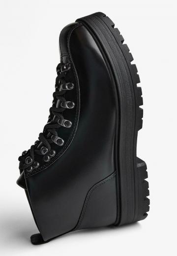 Ботинки на шнуровке