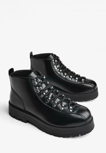 Ботинки на шнуровке