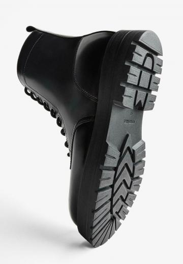 Ботинки на шнуровке