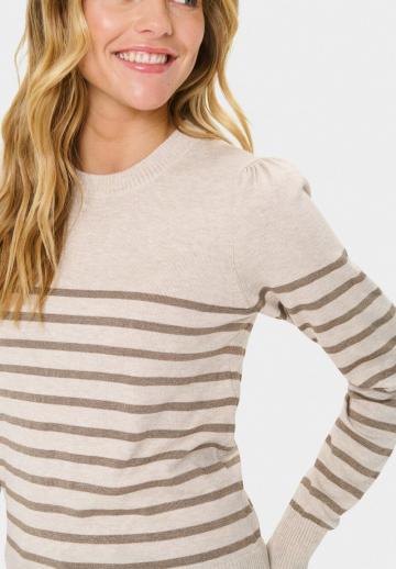 Пуловер в полоску