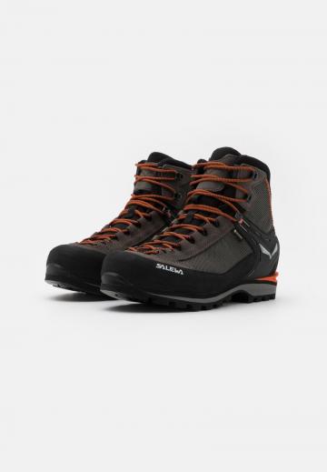 Походные ботинки