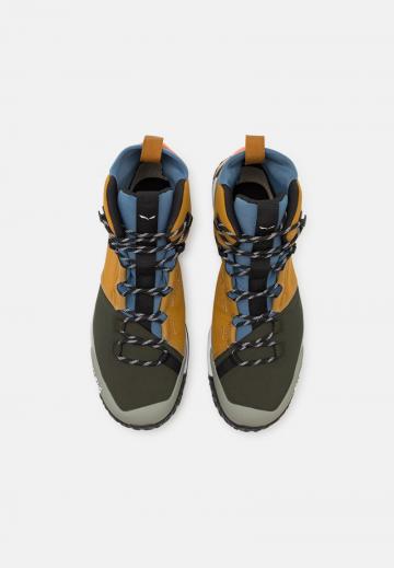 Походные кроссовки