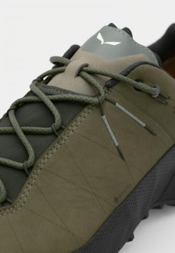 Походные кроссовки